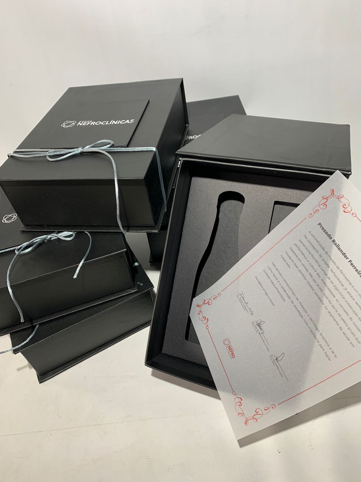 Detalhe de produção de caixa personalizada
